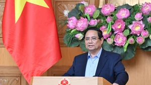 范明正总理在会上发表讲话。