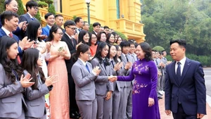 国家副主席武氏映春亲切慰问国际奥林匹克竞赛和国际科学技术竞赛中获奖的学生。