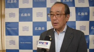 日本广岛市市长松井一实接受越通社驻日记者采访。（图片来源：越通社）