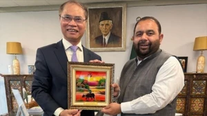 越南驻巴基斯坦大使范英俊向巴基斯坦国家遗产与文化部Aurangzeb Khan Khichi赠送纪念品。（图片来源：越南驻巴基斯坦大使馆）