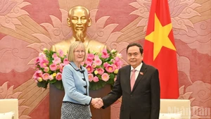 越南国会主席陈青敏会见澳大利亚驻越南大使吉莉安·伯德。