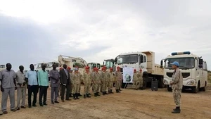 越南工兵队与联合国阿卜耶伊临时安全部队特派团（UNISFA）环境部门在阿卜耶伊开展环境清理工作（图片来源：人民军队报）