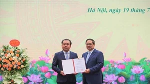 范明正总理向农业与环境部新任代理部长颁发任命书。