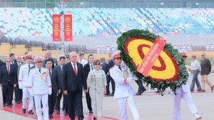 古共中央第一书记、古巴共和国主席米格尔·迪亚斯—卡内尔·贝穆德斯前往胡志明主席陵敬献花圈。（图片来源：越通社）