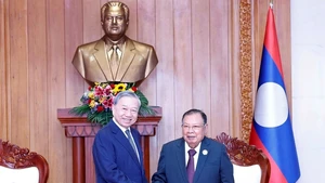 越共中央总书记苏林与前老挝人民革命党中央总书记、国家主席本扬·沃拉吉。（图片来源：越通社）