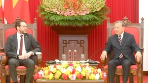 越共中央总书记苏林（右）与英国驻越南大使伊恩·弗鲁。