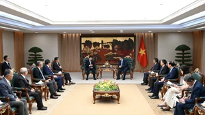 双方会见场面。