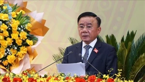 越共中央政治局委员、书记处常务书记陈锦秀在会上发表讲话。（图片来源：越通社）