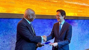 越南常驻联合国代表团团长杜雄越大使向联合国大会主席菲利蒙·杨正式递交了越文版的《未来契约》。（图片来源：越通社）