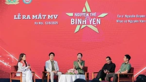 越南歌手阮缘琼介绍音乐短片《誓言守护人民安宁》。（图片来源：越通社）