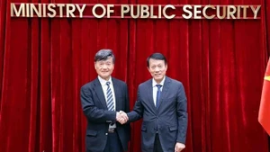 越南公安部长梁三光大将（右）与日本公共卫生安全协会副会长常田照男。