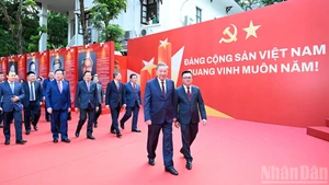苏林总书记和党、国家领导人出席越南共产党第十四次全国代表大会新闻网开通仪式。
