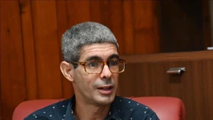古巴新闻通讯社社长诺兰·罗森多·冈萨雷斯接受越通社记者的采访。（图片来源：越通社）