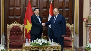 越南国家主席梁强会见埃及参议院议长阿卜杜瓦哈卜·阿卜杜拉齐格。