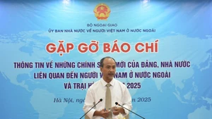 海外越南人国家委员会主任阮忠坚主持会议。（图片来源：越通社）