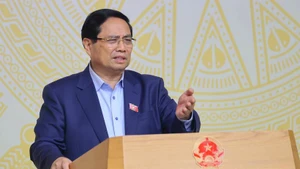 政府总理范明正在会上发表讲话。（图片来源：越通社）