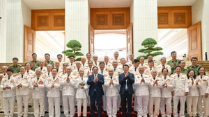 范明正总理与驰援南方战场公安力量联络委员会代表合影留念。