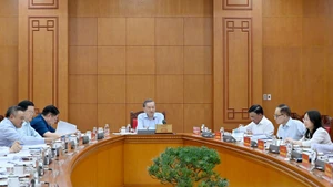 苏林总书记在会上发表讲话。