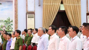 政府常务副总理阮和平出席富山四号监狱特赦决定公布仪式。