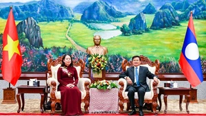 越南国家副主席武氏映春礼节性拜会老挝人民革命党中央总书记、国家主席通伦·西苏里。