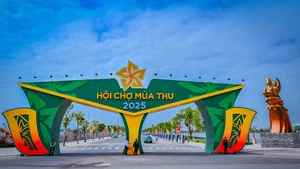 据越南工贸部评价，2025年首届秋季博览会在社会上产生了积极的广泛影响，有助于推广越南商品，同时提升了越南在国际舞台上的形象、地位和声誉。