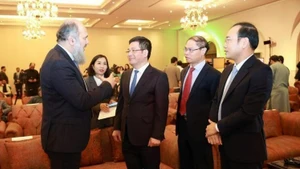越南工贸部部长阮鸿延部长与巴基斯坦贸易部长贾姆·卡马尔·汗举行会谈。（图片来源：工贸报）