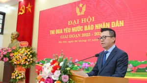 越共中央委员、《人民报》社总编辑、中央宣教与民运部副部长、越南新闻工作者协会主席黎国明在大会上发表讲话。