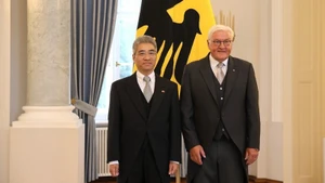 越南驻德国特命全权大使阮得成与德国总统弗兰克-瓦尔特·施泰因迈尔合影。（图片来源：越通社）