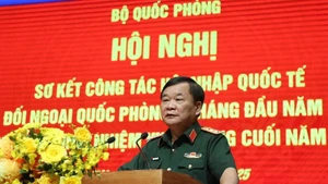 国防部副部长黄春战上将发表讲话。（图片来源：越通社）