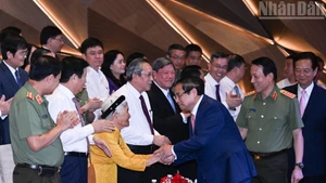 范明正总理与出席第九次“致力于祖国安全”竞赛大会的代表。