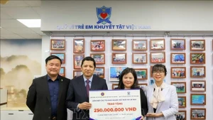 俄罗斯越南人联合会副主席阮国雄（左二）。（图片来源：越通社）