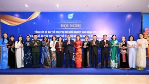 范明正总理同与会代表合影留念。