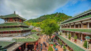参山主处圣母庙是安江省的著名旅游景点。（图片来源：越南画报）