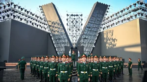 8月8日上午，曾代表越南人民军参加在俄罗斯莫斯科举行的红场阅兵仪式的第一军官学校68名军人在国家美亭体育场进行了彩排。