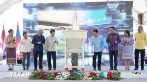老挝和泰国副总理以及两国代表出席大桥和龙仪式。（图片来源：越通社）