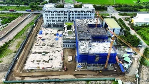 截至2025年前5个月，越南全国新建保障性住房22619间，完成全年目标的22.6%。（图片来源：投资报）