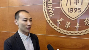 天津大学全球南方研究院多语种教学部党支部书记、副主任、英才副教授李俊凯接受越通社记者采访。（图片来源：越通社）