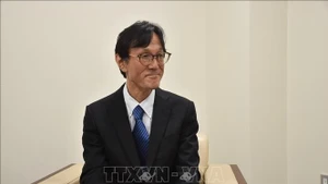 日本大阪大学清水教授。（图片来源：越通社）