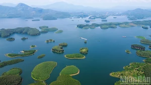 婆瀑湖的美丽景色。