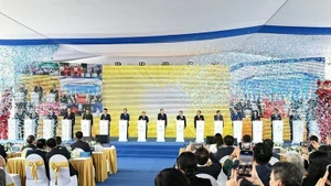 越南国会主席陈青敏同各位代表一同出席红河景观大道轴线项目开工仪式。