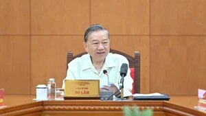 苏林总书记在会上发表讲话。