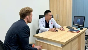 4月份，47岁的美国籍患者D.F来到平民医院接受治疗。（图片来源：平民医院供图）