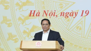范明正总理在会上发表讲话。