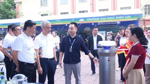 在2025年世界知识产权日之际，与会代表参观了水利大学的“科技与创新产品”展区。（图片来源：新河内报）