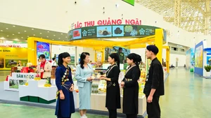 广义省的文化、旅游与美食展示空间布置精美,旨在向国内外各地、企业及投资者全面推介该省的形象、潜力与优势,促进投资、贸易和旅游的发展。