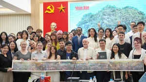 学生代表团与《奠边府战役》全景图副刊合影。（图片来源：Swinburne Vietnam）
