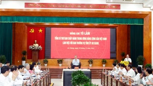 越共中央总书记苏林及中央工作代表团与安江省委常务委员会在富国特区举行工作会谈。（图片来源：越通社）