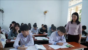 义安省寿成初中学校的师生。（图片来源：越通社）