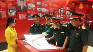 参观展览的各位战士。