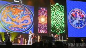 两位艺术家为观众带来了神秘园最受欢迎的23首经典作品。